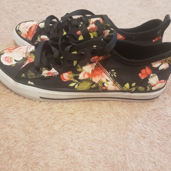 Chelsee Converse Sneakers - Picture 8 of 11